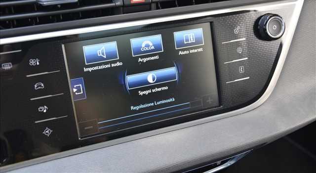 Peugeot 3008 vs Citroen C4 Picasso, prova su strada