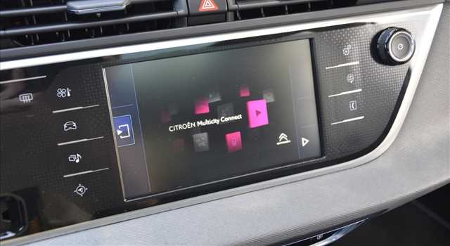 Peugeot 3008 vs Citroen C4 Picasso, prova su strada