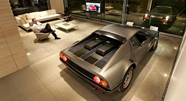 Auto parcheggiate in casa: le foto più assurde