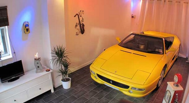 Auto parcheggiate in casa: le foto più assurde