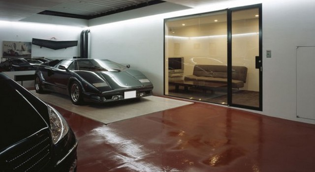 Auto parcheggiate in casa: le foto più assurde