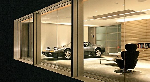 Auto parcheggiate in casa: le foto più assurde