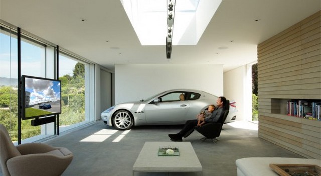 Auto parcheggiate in casa: le foto più assurde
