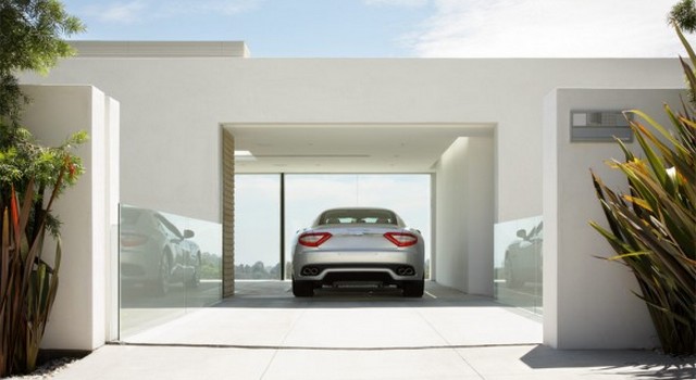 Auto parcheggiate in casa: le foto più assurde