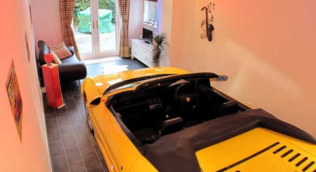 Auto parcheggiate in casa: le foto più assurde
