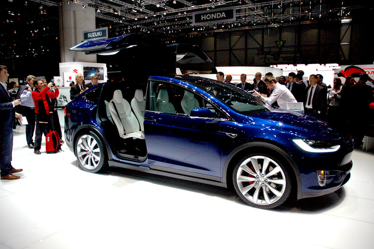 Testa Model X al Salone di Ginevra 2016