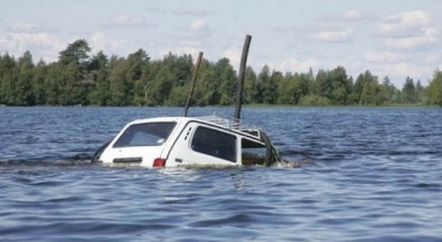 Auto anfibie, le foto più assurde delle quattro ruote da surf
