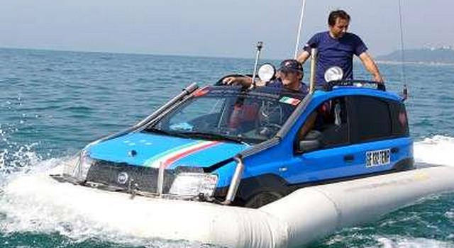 Auto anfibie, le foto più assurde delle quattro ruote da surf