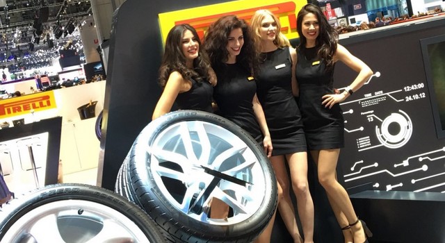 Le ragazze più belle dei saloni dell'auto