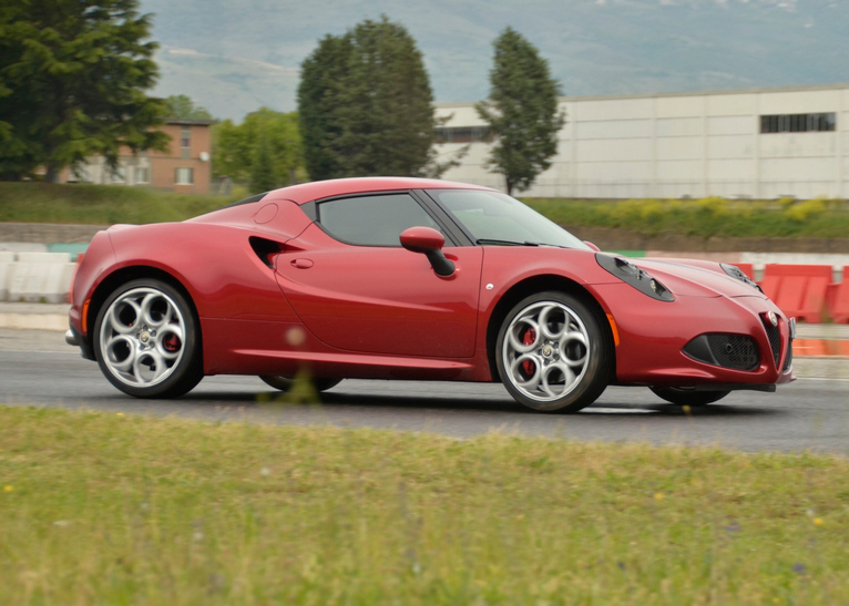 Alfa Romeo 4C vs Alfa Romeo SZ la prova su strada