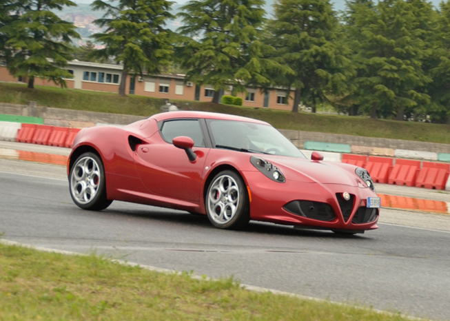 Alfa Romeo 4C vs Alfa Romeo SZ la prova su strada