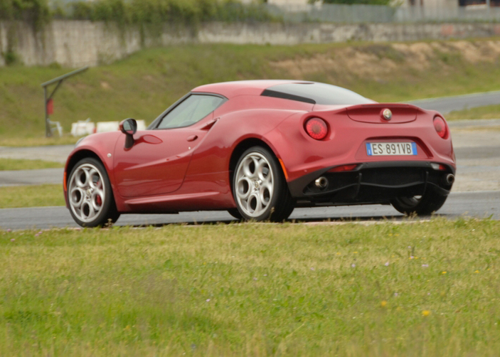Alfa Romeo 4C vs Alfa Romeo SZ la prova su strada