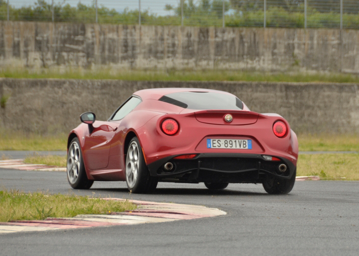 Alfa Romeo 4C vs Alfa Romeo SZ la prova su strada