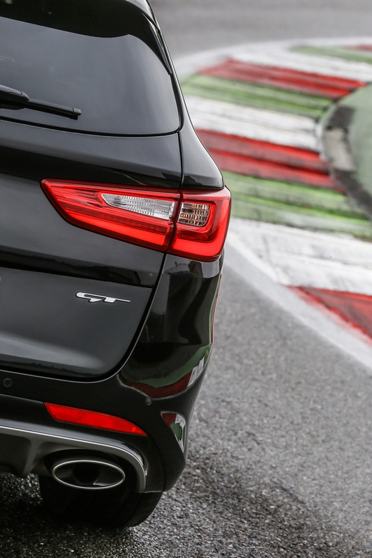 Kia Optima GT, ibrida plug-in e Sportswagon: immagini ufficiali