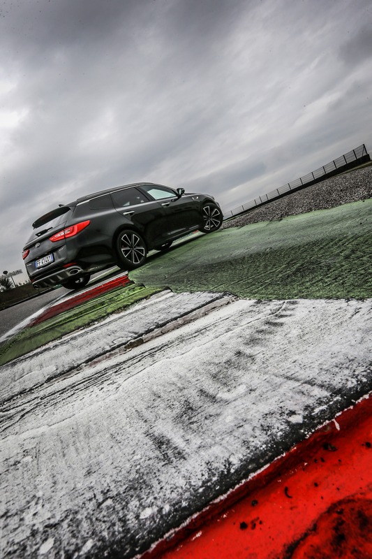 Kia Optima GT, ibrida plug-in e Sportswagon: immagini ufficiali