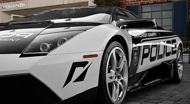 Le auto della polizia più assurde