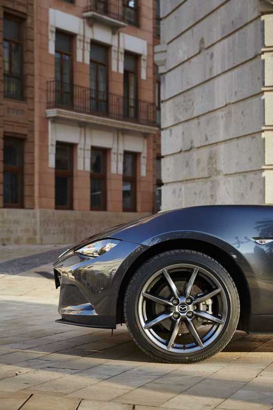 Mazda MX-5 RF: primo contatto