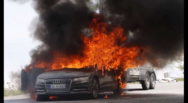 Muletto dell'Audi A7 in fiamme in Austria