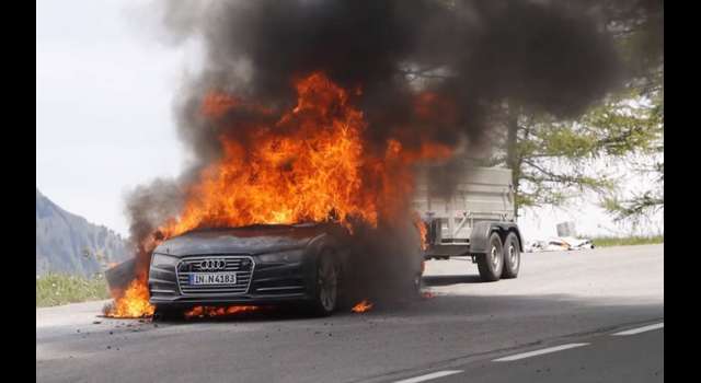 Muletto dell'Audi A7 in fiamme in Austria
