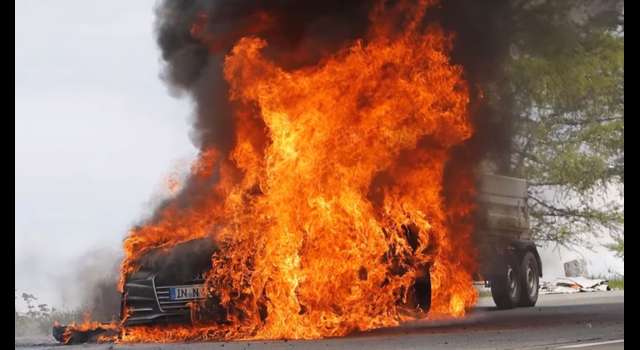 Muletto dell'Audi A7 in fiamme in Austria