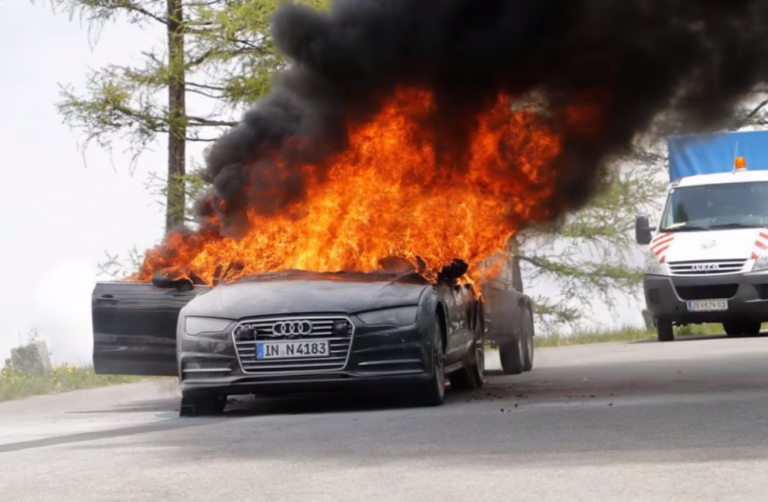 Muletto dell'Audi A7 in fiamme in Austria