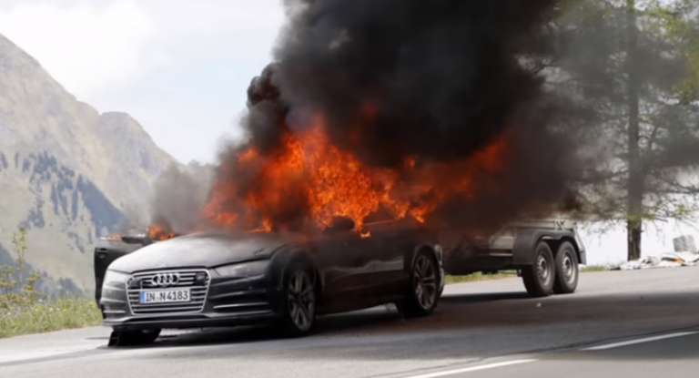 Muletto dell'Audi A7 in fiamme in Austria