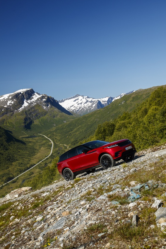 Range Rover Velar: immagini ufficiali del primo contatto