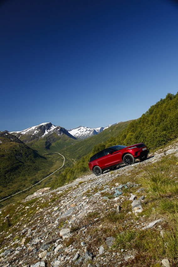 Range Rover Velar: immagini ufficiali del primo contatto