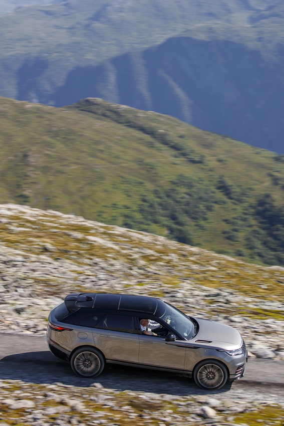 Range Rover Velar: immagini ufficiali del primo contatto