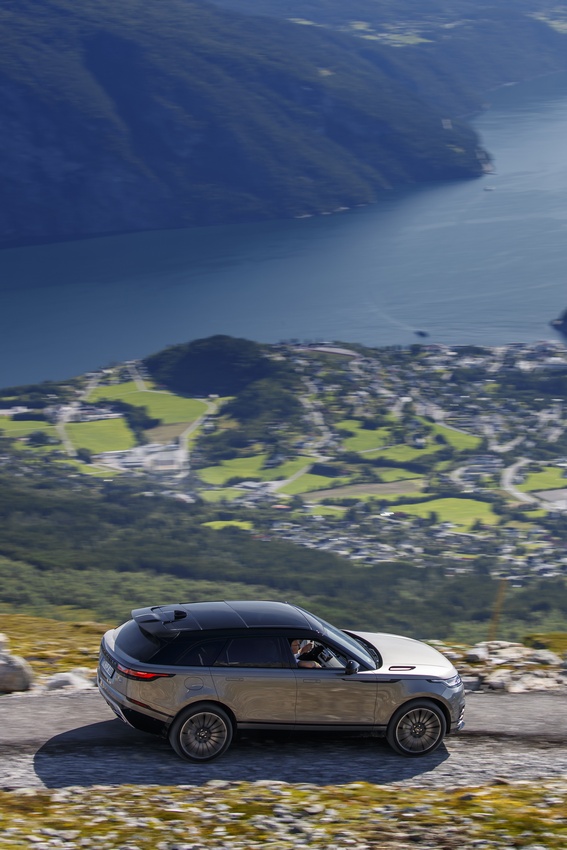 Range Rover Velar: immagini ufficiali del primo contatto