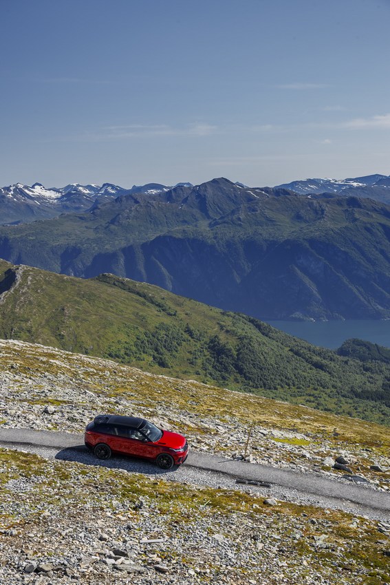 Range Rover Velar: immagini ufficiali del primo contatto