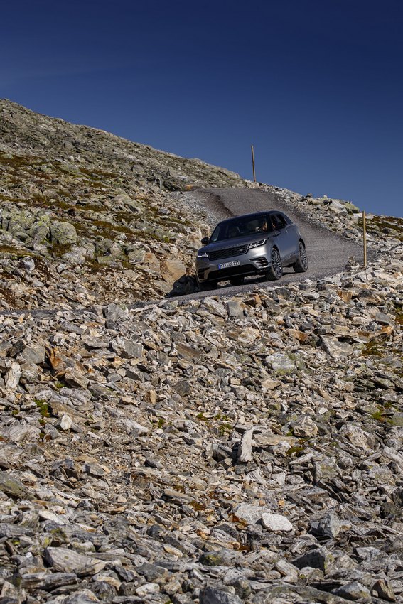 Range Rover Velar: immagini ufficiali del primo contatto