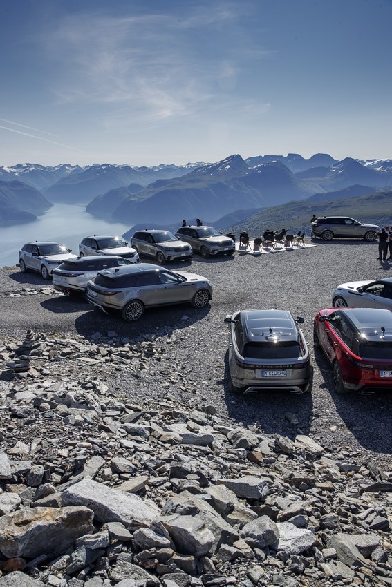 Range Rover Velar: immagini ufficiali del primo contatto