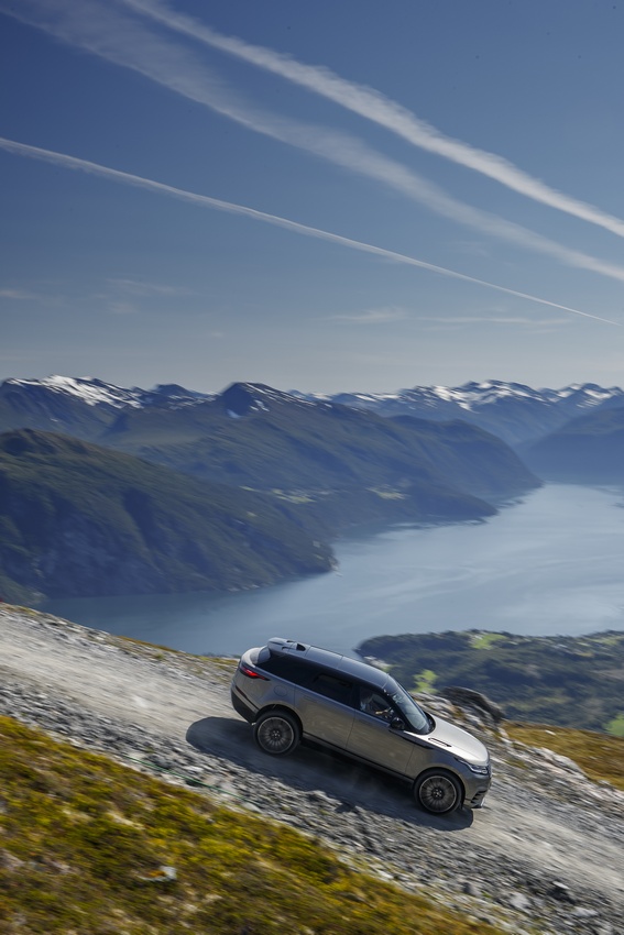 Range Rover Velar: immagini ufficiali del primo contatto