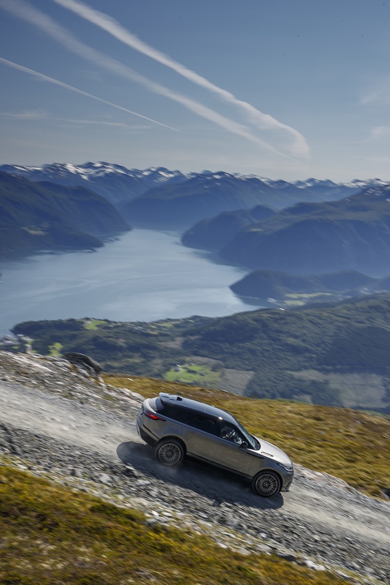 Range Rover Velar: immagini ufficiali del primo contatto