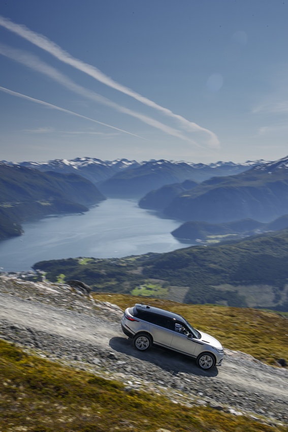 Range Rover Velar: immagini ufficiali del primo contatto