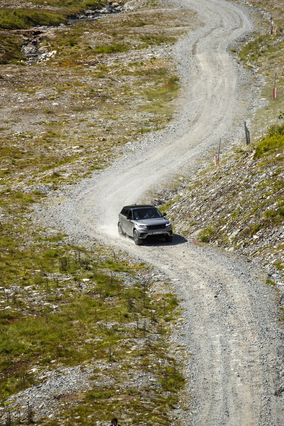 Range Rover Velar: immagini ufficiali del primo contatto