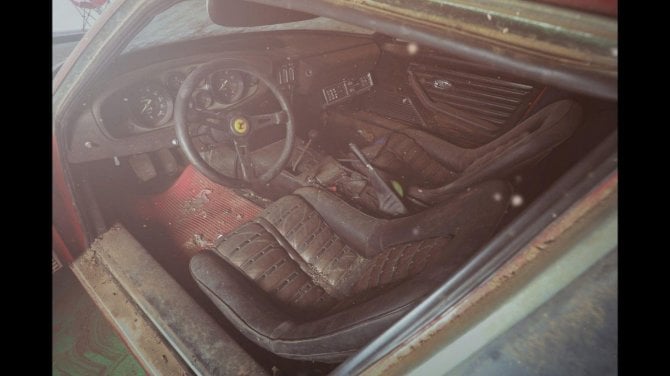 Ferrari 365 GTB/4 Daytona in una stalla giapponese