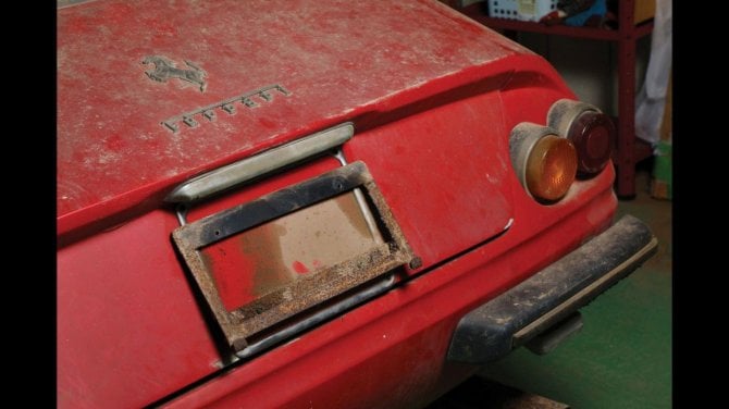 Ferrari 365 GTB/4 Daytona in una stalla giapponese