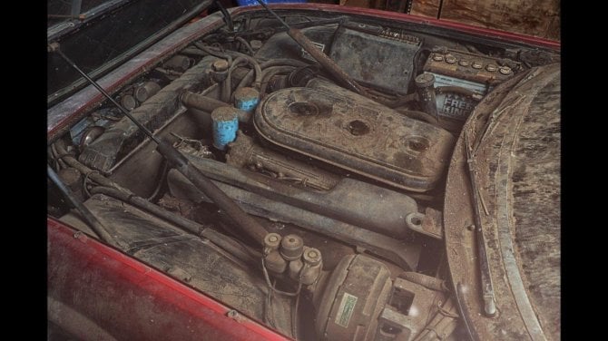 Ferrari 365 GTB/4 Daytona in una stalla giapponese
