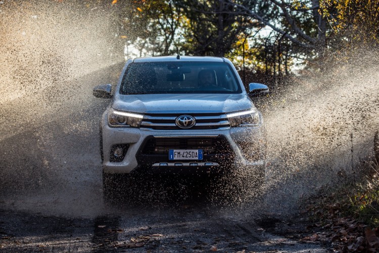 Toyota Hilux Invincible50: le immagini ufficiali