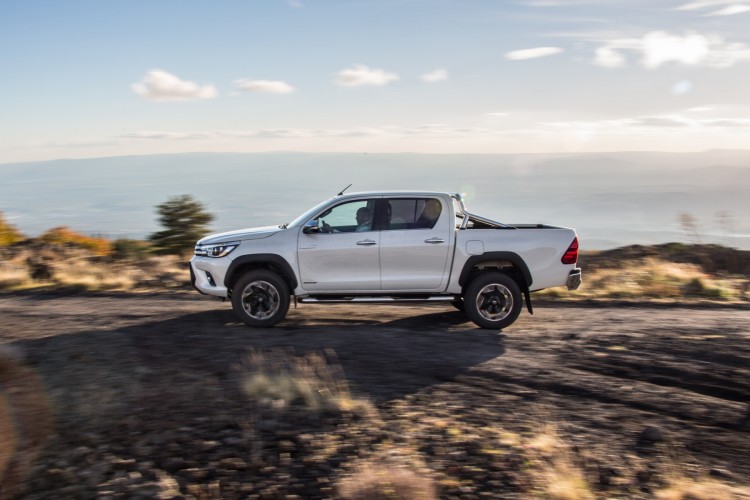 Toyota Hilux Invincible50: le immagini ufficiali
