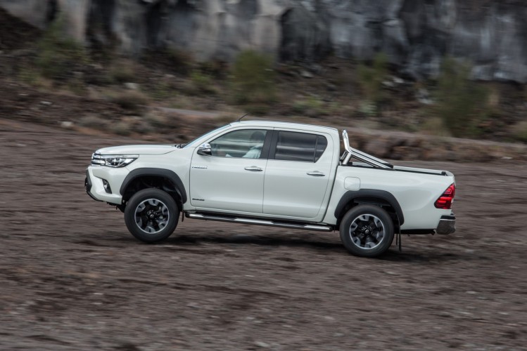 Toyota Hilux Invincible50: le immagini ufficiali