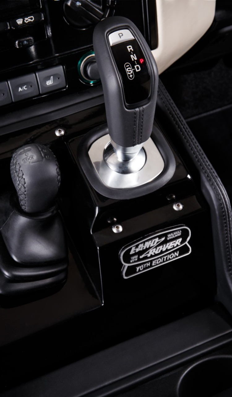Land Rover Defender Works V8: le immagini ufficiali