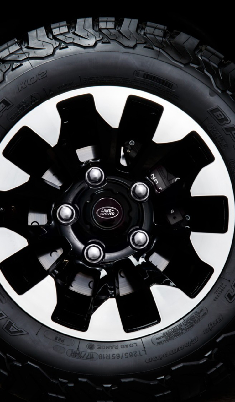 Land Rover Defender Works V8: le immagini ufficiali