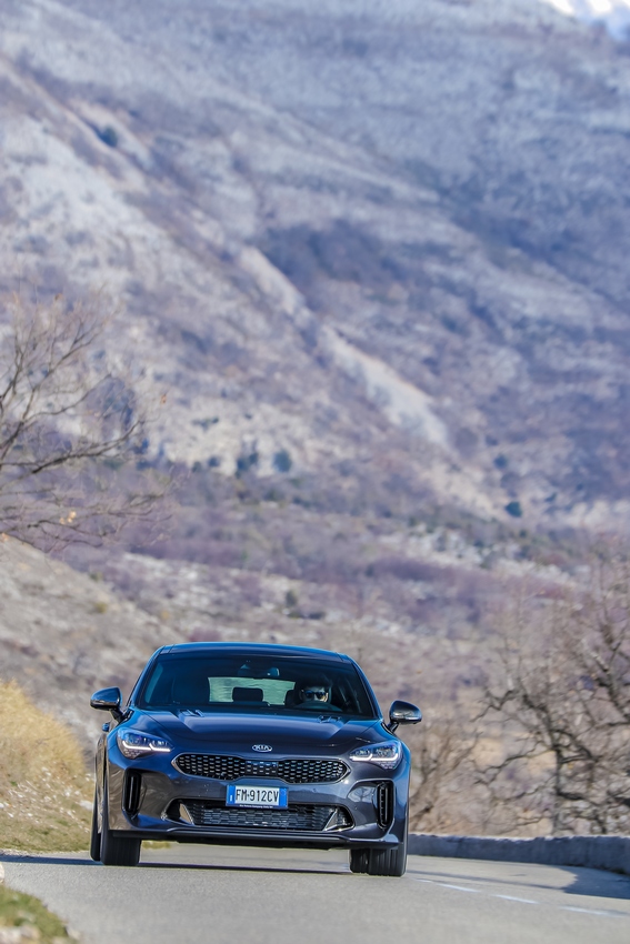 Kia Stinger: nuove foto ufficiali