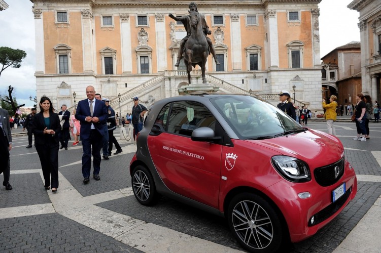 Smart elettrica: consegnato un esemplare al comune di Roma