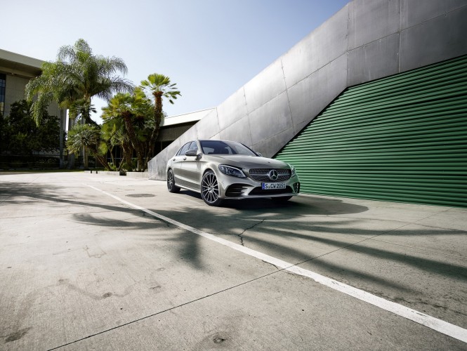 Mercedes Classe C restyling: le immagini ufficiali