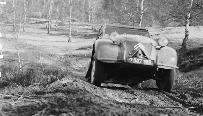 Citroen 2CV Sahara: immagini ufficiali