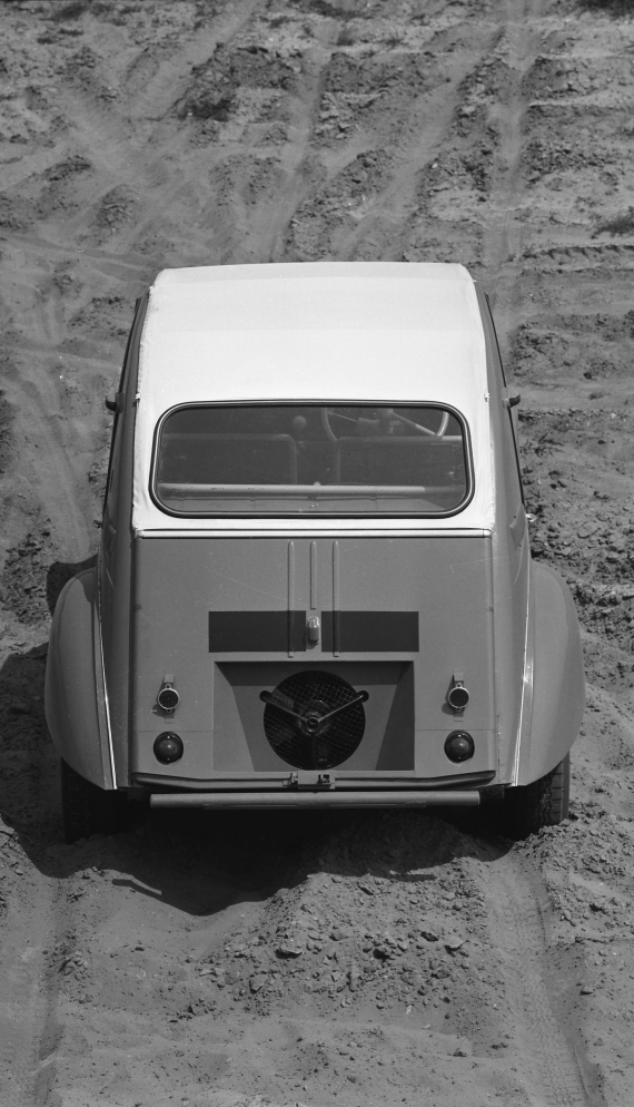 Citroen 2CV Sahara: immagini ufficiali